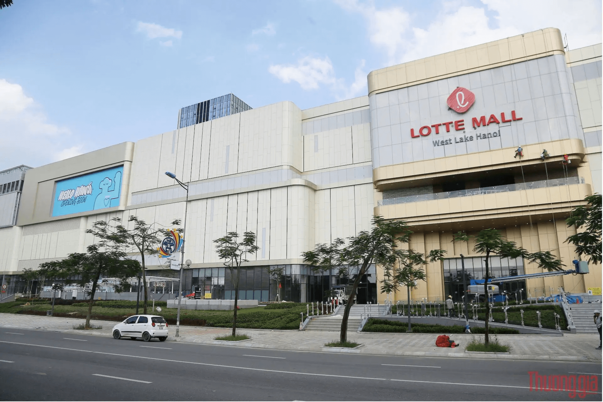 Lotte Mall Westlake nhìn từ đường Võ Chí Công.