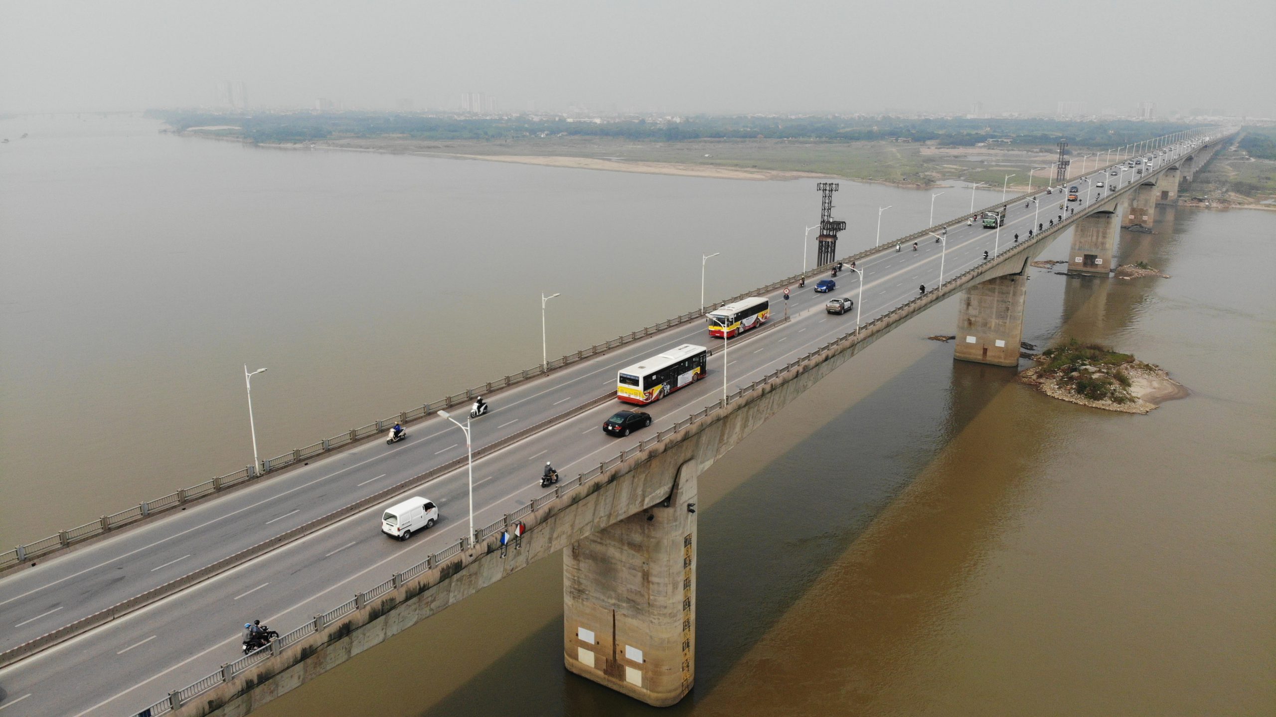 Cầu Vĩnh Tuy 2 nằm ngay cạnh cầu Vĩnh Tuy hiện giờ.