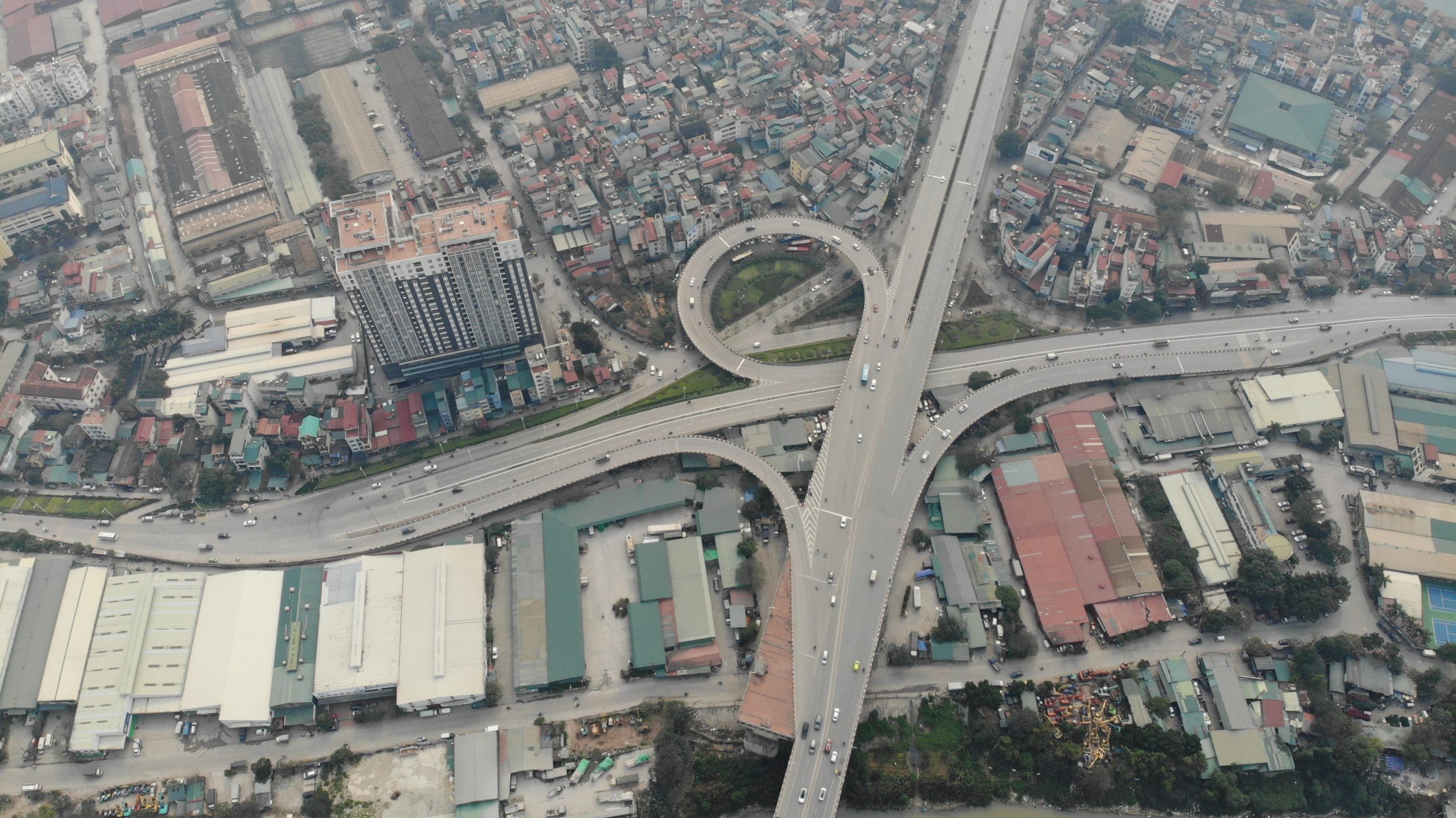 Nút giao thông lên cầu Vĩnh Tuy.